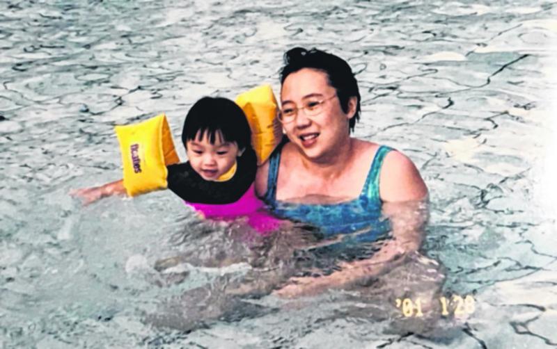 母亲阮双庆（右）在连天恩年幼时就常带她去游泳。（受访者提供）