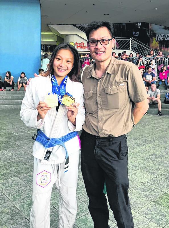 父亲连宗义（右）虽然担心女儿连天恩的安危，但还是一路支持她参与巴西柔术。（受访者提供）