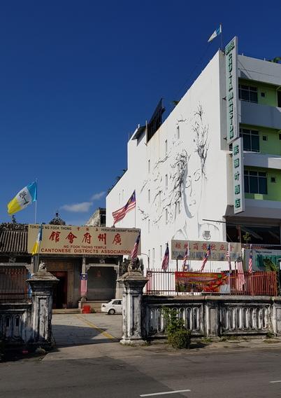 比起乔治市的其他壁画,五福书院侧壁上的少女壁画多了几分书卷气。