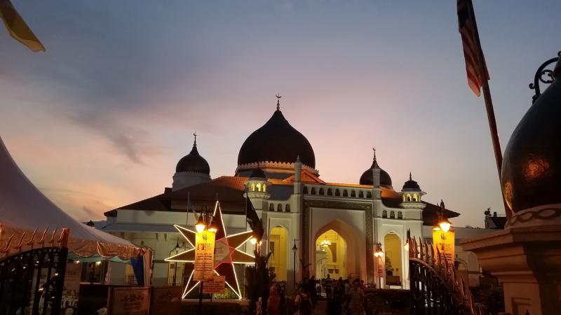 傍晚时分,甲必丹吉宁回教堂成了光与影的交响曲。