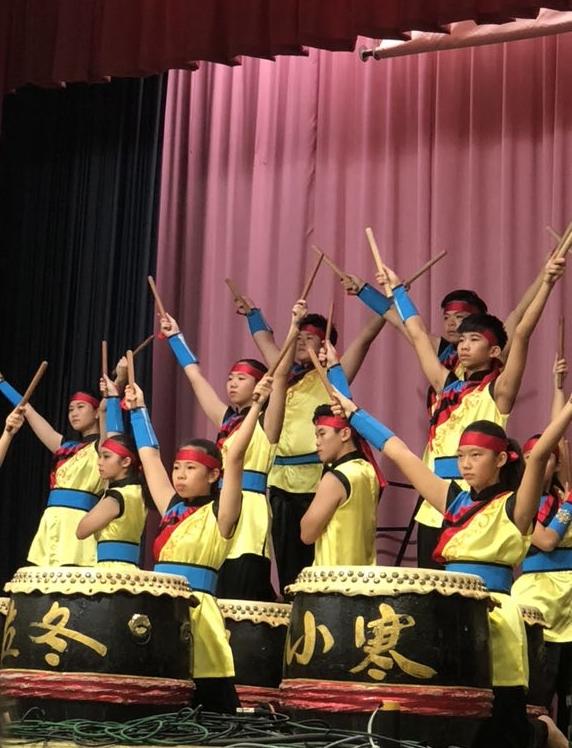 2009年被列为马来西亚非物质文化遗产的“二十四节令鼓”,气势磅礴地敲开第35届马来西亚全国华人文化节序幕。(主办方提供)