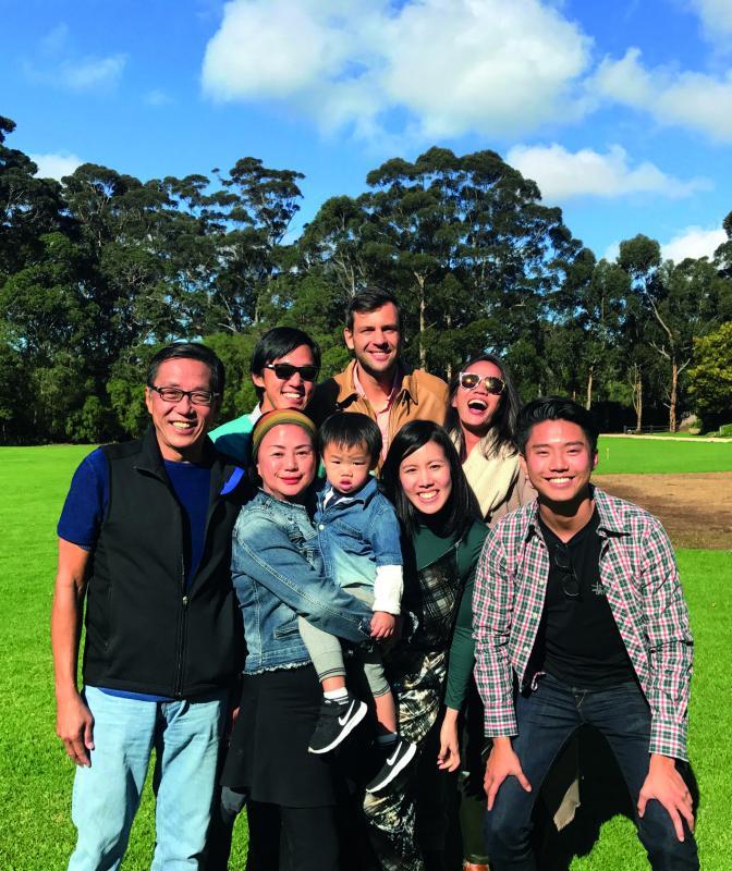 何光平、张齐娥(前排左一、左二)全家福。(何光平提供)