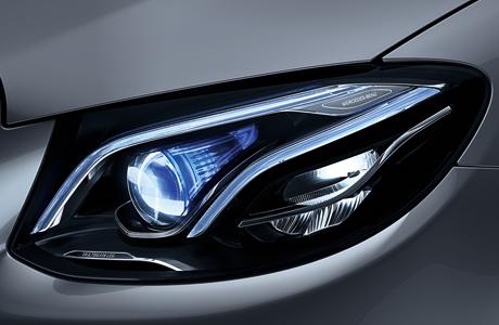 大灯远程—几何多光束LED大灯可根据当前道路及交通状况对行车灯进行快速准确的调节,可随时通过可单独控制的84颗LED灯泡准确开启。