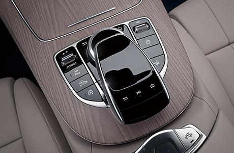 触摸板—COMAND触摸板灵敏,座舱的管理和数据系统以及联网的功能可通过在触摸板上移动一个或多个手指的多点触控制。