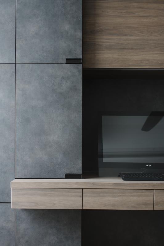 书房长书桌内有玄机,内藏电子琴。