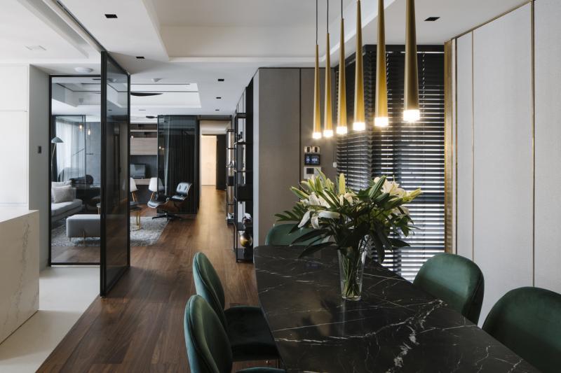 进入公寓先见饭厅和厨房,客厅设在中央。