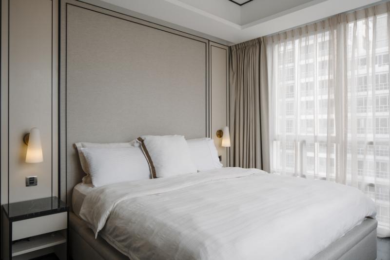 主人房的床头完全按照酒店风格的设计。