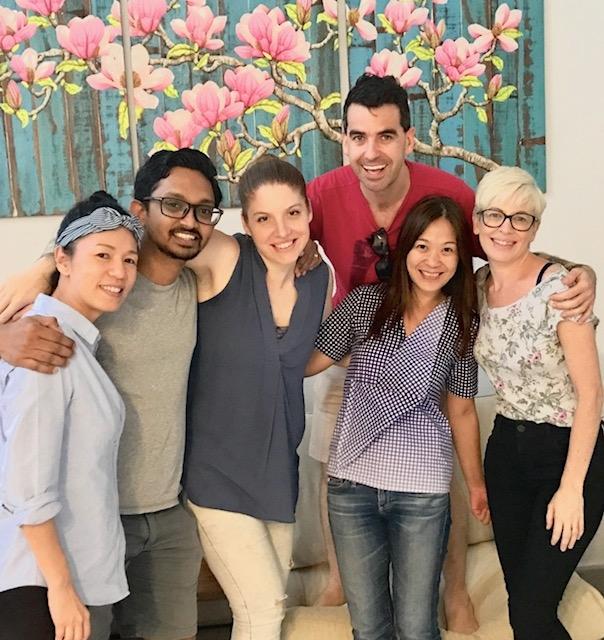 吴丽萍(左一)认为到私厨家用餐很随性,无需特别理由。