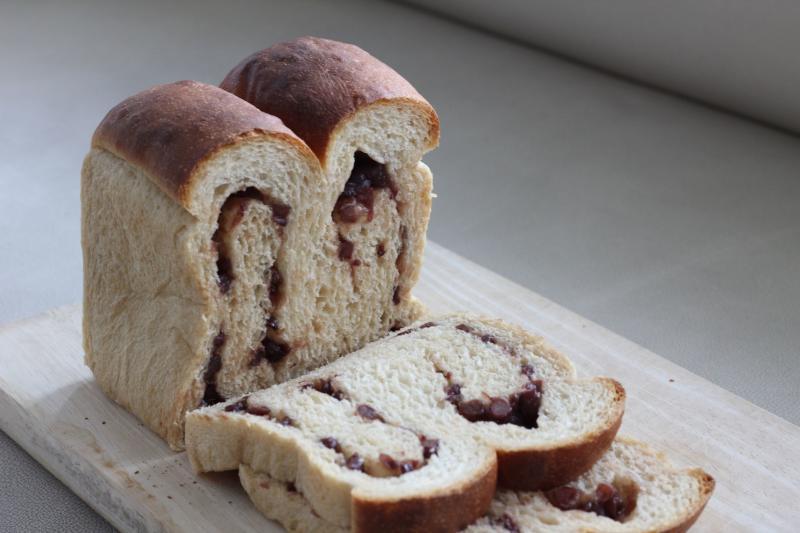 蜜糖土司中加上蜜红豆,更加甜滋滋。