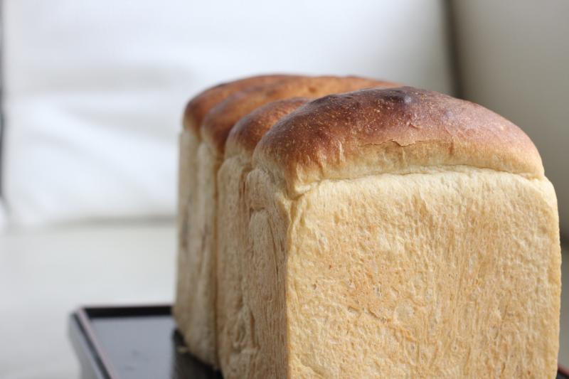 用蜜糖甜面包面团做出的土司,比简单土司多一层风味。