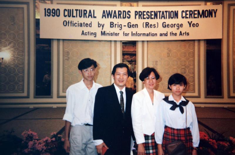 1990年,韩劳达(左二)获颁新加坡文化奖,高慧碧(左三)与一对儿女韩蕴光及韩咏禾一起出席盛典。(受访者提供)