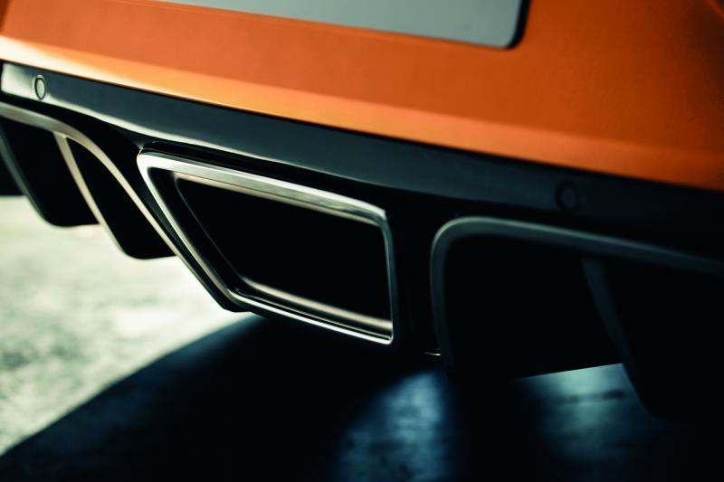 排气孔—排气孔在中间位置,既抢眼也突显其高性能车型定位。