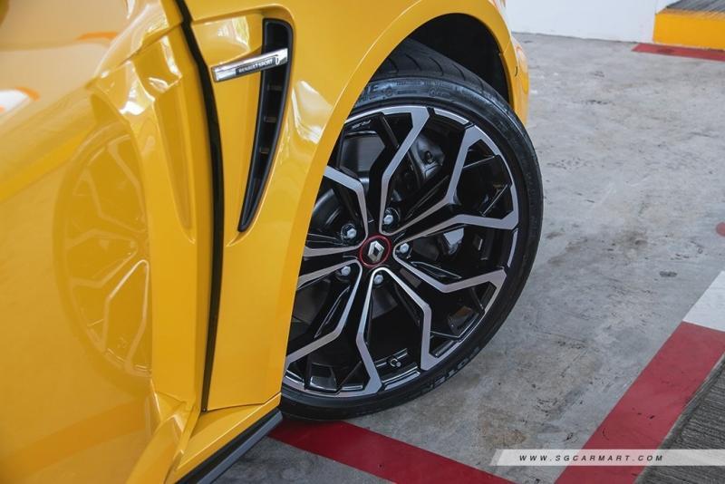 轮胎—19英寸的大轮圈非常吸睛,搭配Brembo刹车钳,彰显出浓厚运动气息。