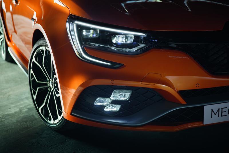 车灯—锐利的C形日间行车灯,搭配前保险杠两侧的三点式LED雾灯,设计动感十足。