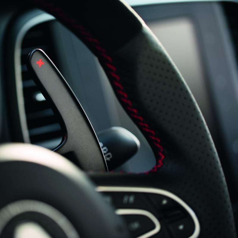 换挡拨片—方向盘后方的换挡拨片让驾驶者更加容易换挡,增加这辆小钢炮的驾驶乐趣。