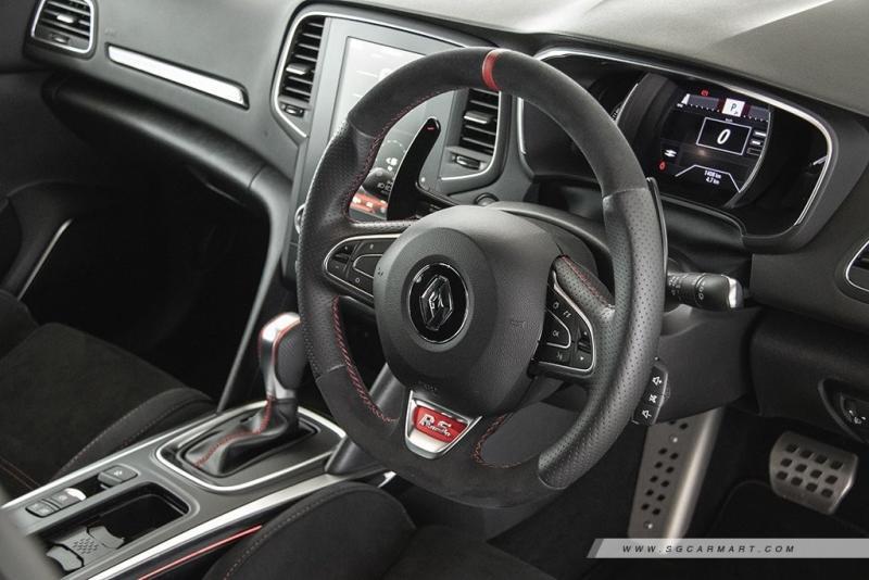 方向盘整体感觉有点重,但反馈充足,转向精准。