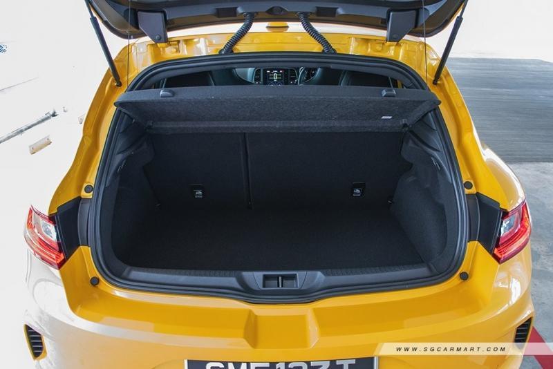 行李厢空间宽敞,后座没折下时容量是294公升。