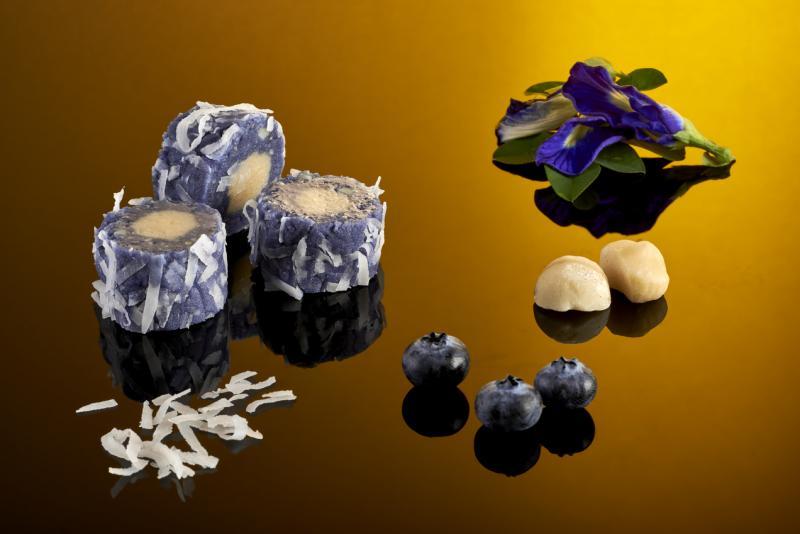 Song of India采用蝶豆花和蓝莓等,提升甜点的视觉与味觉效果。
