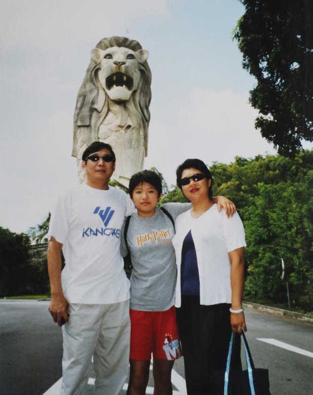 陶李与父母第一次去圣淘沙观光，当时李艳在洪秉祥游泳学校担任游泳教练。（受访者提供）