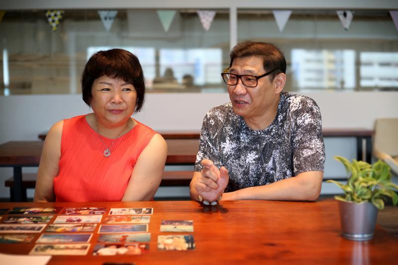 前游泳国手陶李的母亲李艳、父亲陶然（右）多年来分隔两地，一家人往往是在南来北往的赛事下中途团聚。任教湖北省游泳队总教练的陶然珍藏了女儿童年的照片，但为了工作，这些记忆里却几乎没有他的身影。