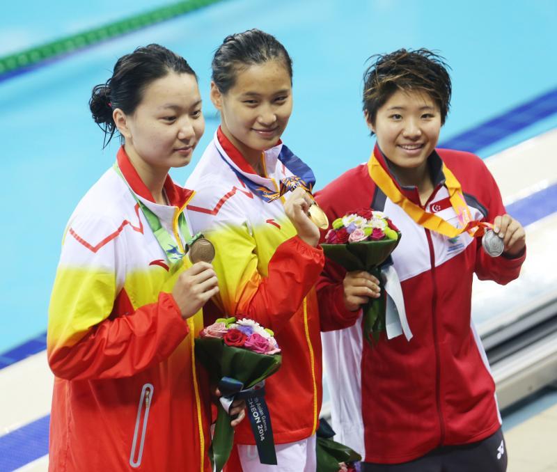 第17届仁川亚运会女子50米蝶泳，陶李（右）因腿伤错失金牌，以26秒28夺得银牌。（档案照）