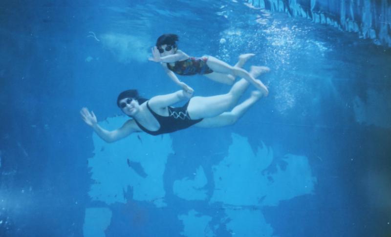 在深圳的海洋馆，6岁的陶李在员工带动下，在观众面前表演游泳。（受访者提供）