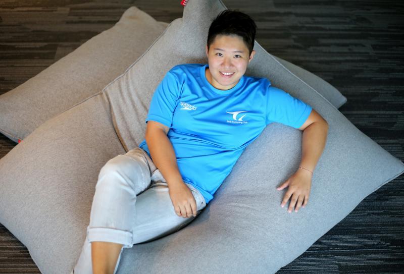 抛下“小飞鱼”“蝶后”“泳后”等头衔，现在的陶李不仅须要管理自己的游泳学院，也要学会适应泳池外的社会和生活。