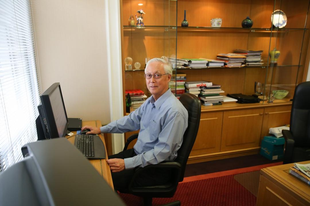荣誉国务资政吴作栋在他的办公室内。(档案照)