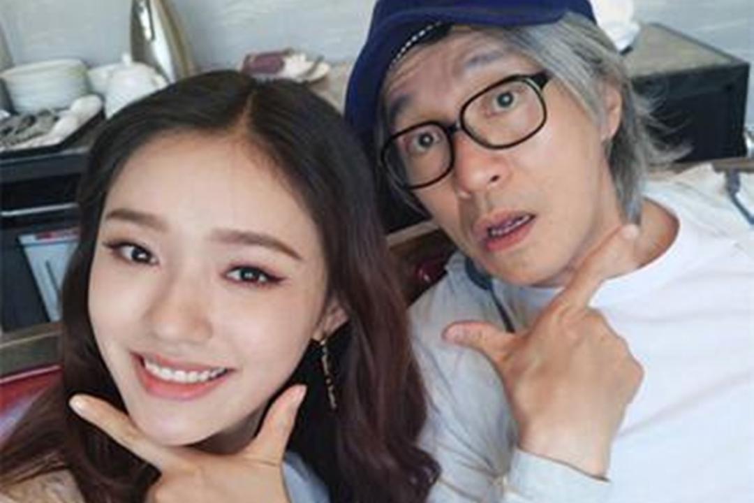 尽管星爷对林允很严格，可是也很疼爱她。（互联网）