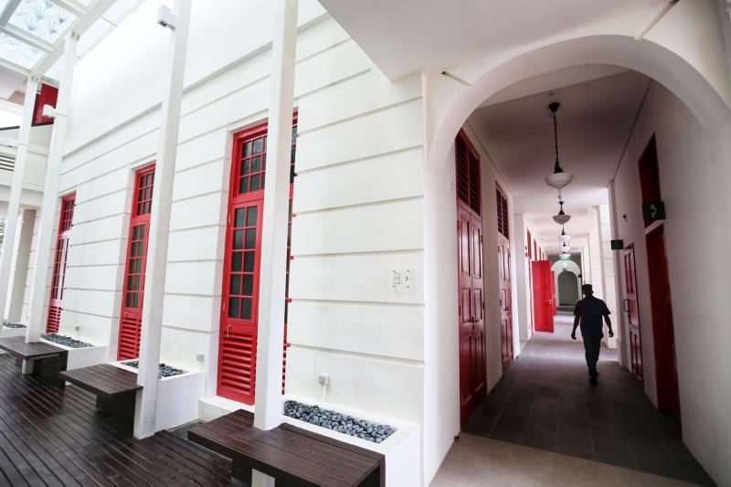 （最左）白色的墙配红色门窗，又或者红色的墙配白色门窗，让翻修后的史丹福艺术中心彰显个性。