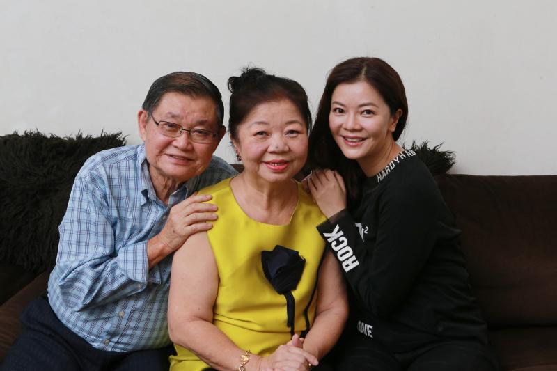 多才多艺的庄米雪有一对开明的父母，在她的成长与求学阶段，父母的“宽松”教养法，孵育了她的自信与自律。父母甚至在她放弃学业探索舞台与片场时，给予信任，并与她一起擦亮梦想。