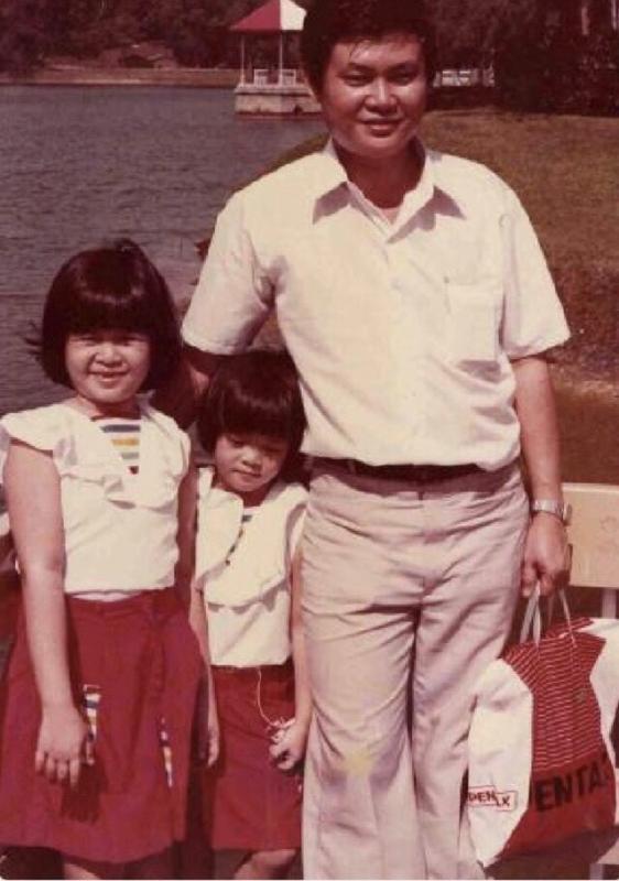 年轻时的庄国强（右）与他的大女儿与二女儿。（受访者提供）