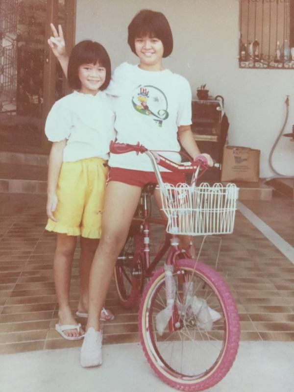 父母忙于工作，庄米雪（左）最好的童年玩伴就是大姐。（受访者提供）