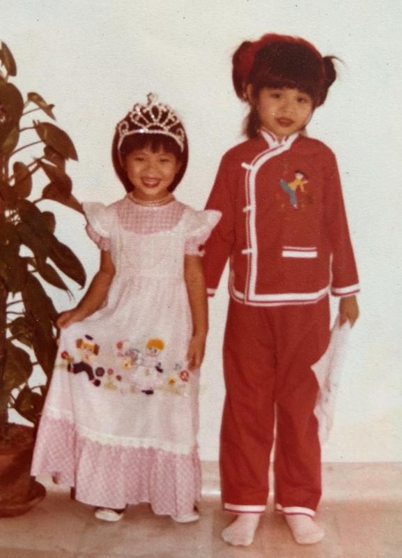 庄米雪（左）与大姐奇装异服的童年。（受访者提供）