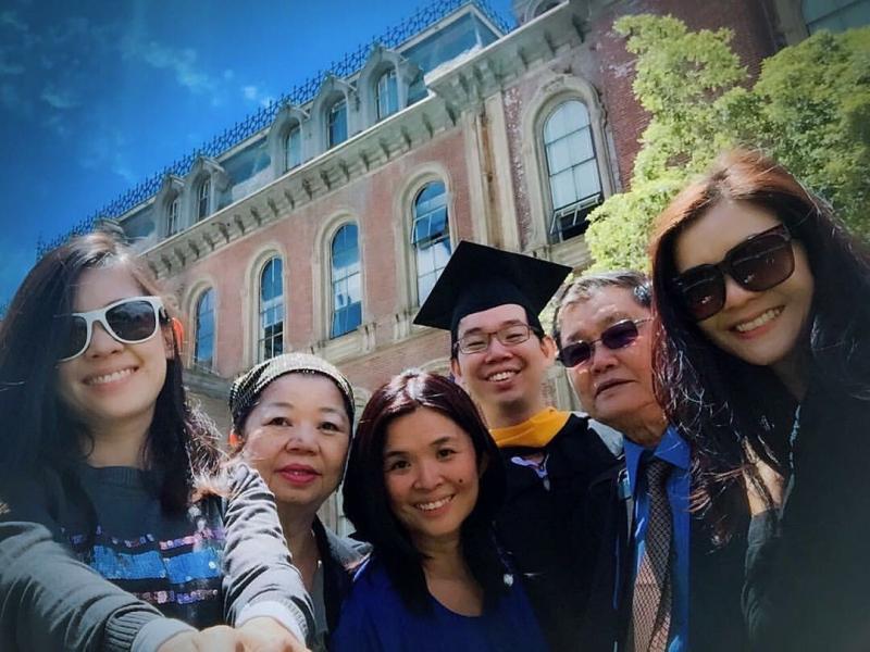 庄米雪（右）几年前和家人飞到美国出席弟弟的毕业典礼。（受访者提供）