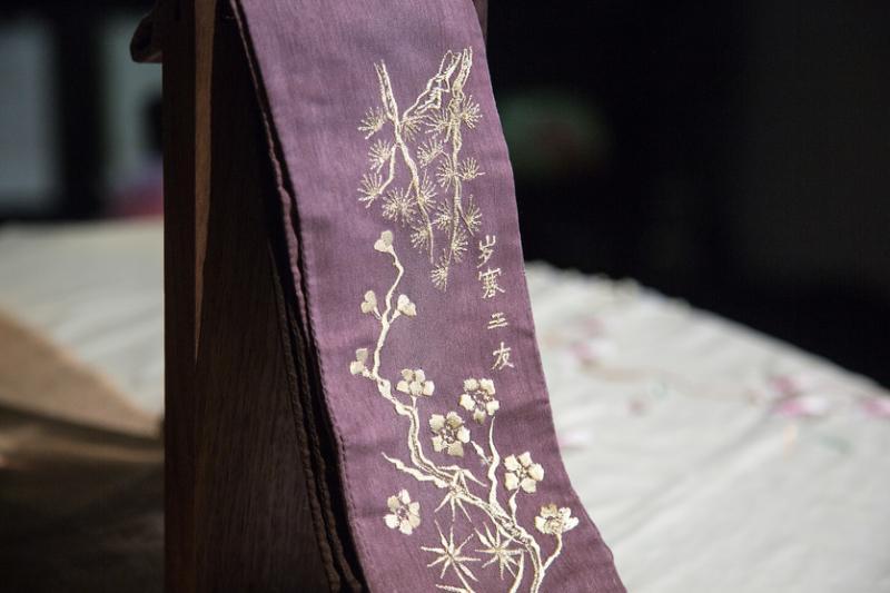 杨福来将中国陶瓷盘的“岁寒三友”画面,转化为男士丝巾披肩的图案。