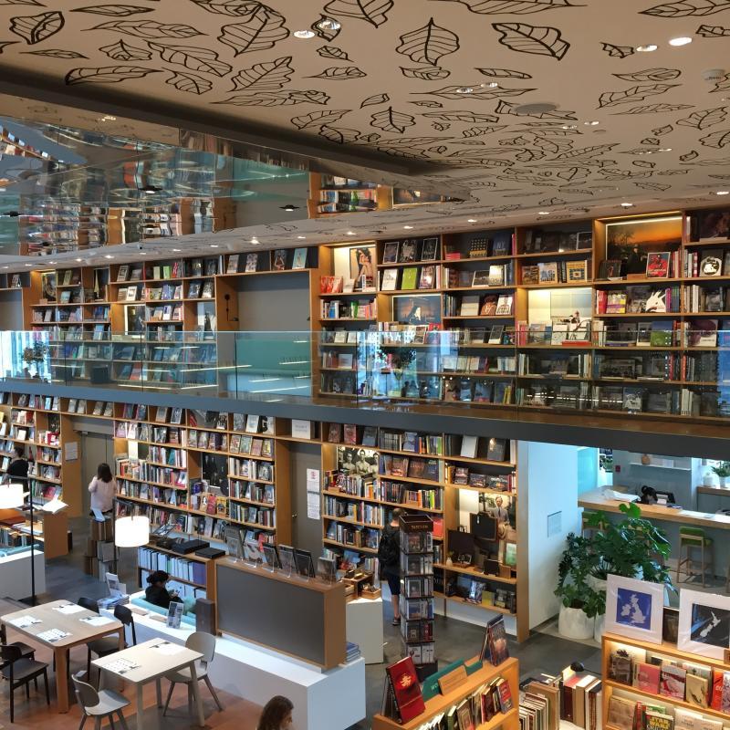 既然Open House尝试模糊书店、商场、餐饮聚落及工作空间之间的界线,那我们也应该打破旧有的思维模式来看待这样一个地方。