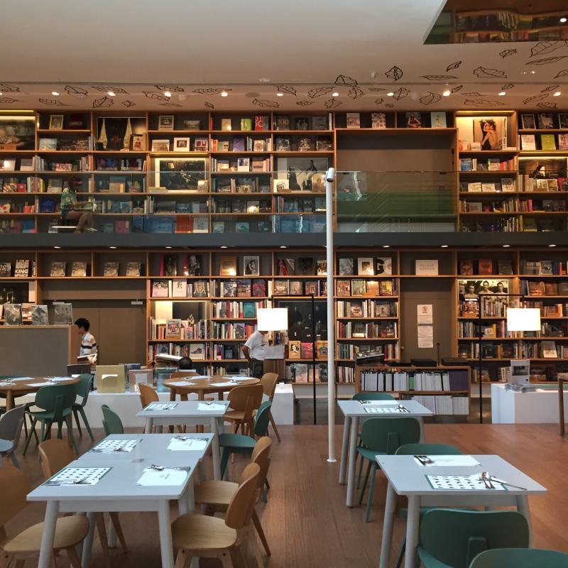 一溜两层楼高的巨大书墙,放眼望去只觉慑服,浏览其中却又仿佛置身图书馆内,恍惚之间忘了这是书店。