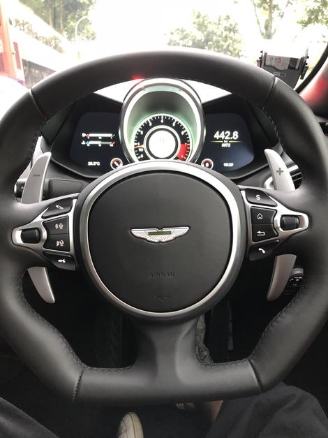 驾驶盘为略带圆弧角度的方形设计，握感很好，并有超大的拨片换挡。