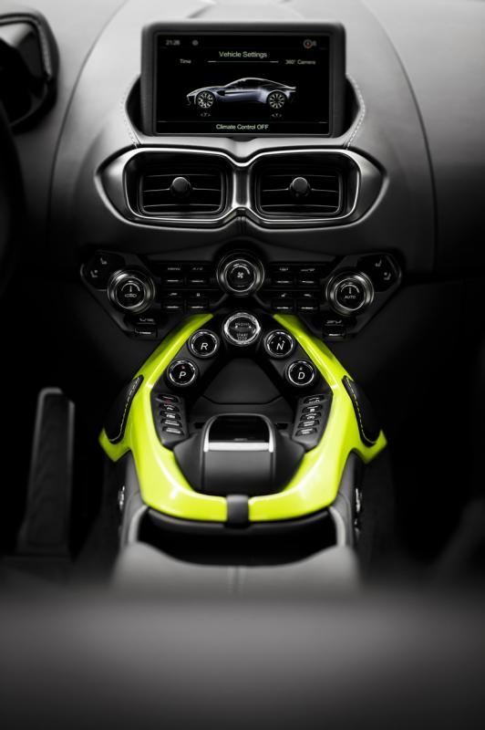 跑车采用了一系列旋钮式和拨片式操控，视感和触感都很出色。