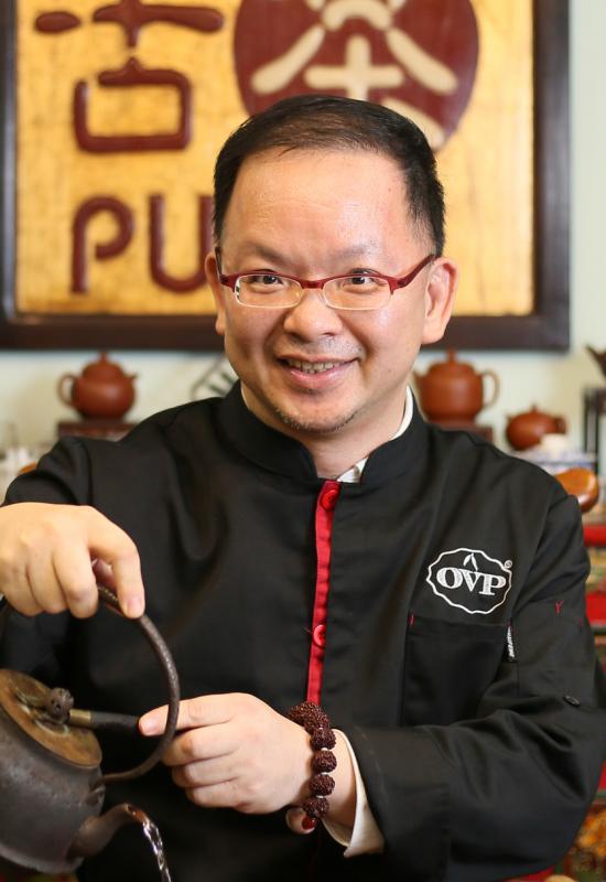 老寨古茶创办人周东路自2013年开始在位于乌美路的茶室开办普洱茶工作坊。(龙国雄摄)