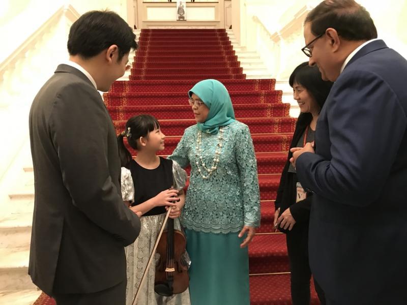 蔡珂宜和哈莉玛总统见面。梅纽因比赛夺冠后，哈莉玛总统第一时间在面簿转载获奖消息。（受访者提供）