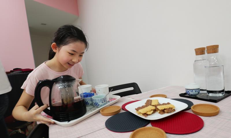 父母从小培养蔡珂宜做家务，希望她成为独立的孩子。