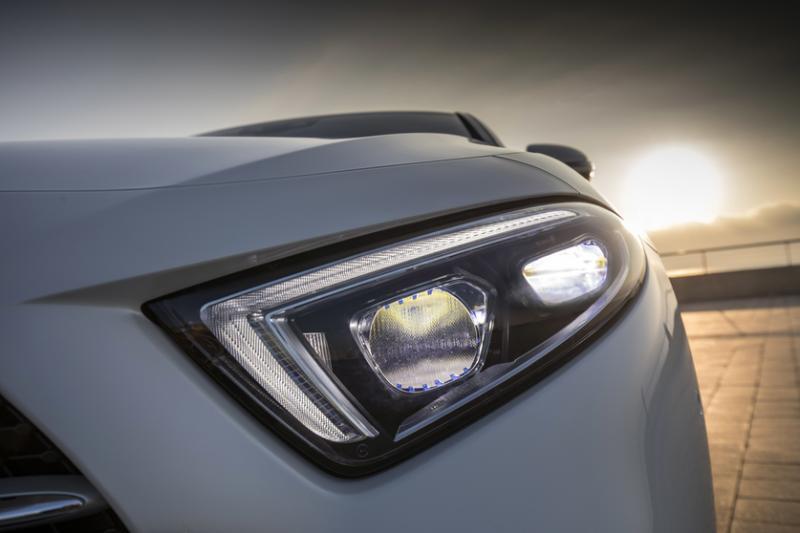低阔近乎三角形的车头灯在视觉上相当有架势。