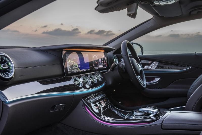 气氛灯是全新CLS的重点设计,气氛灯可独立调配出64种颜色。