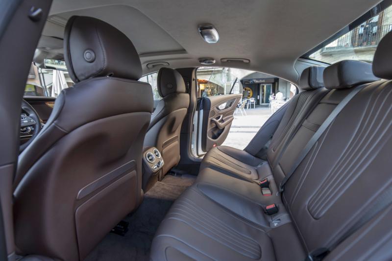 车内空间相比上一代,拉长的轴距与增加的车身长度,都让车内空间更宽敞。