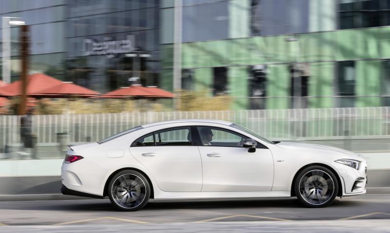 高身拱形腰线的车侧,以及无框侧窗的低身车厢,令全车外观的运动感十足。