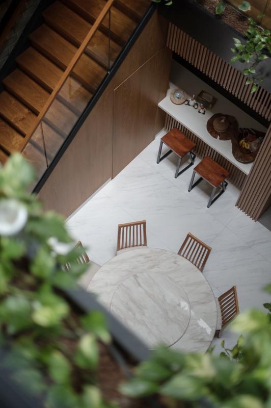 通往二楼的楼梯下隐藏一个斗室。