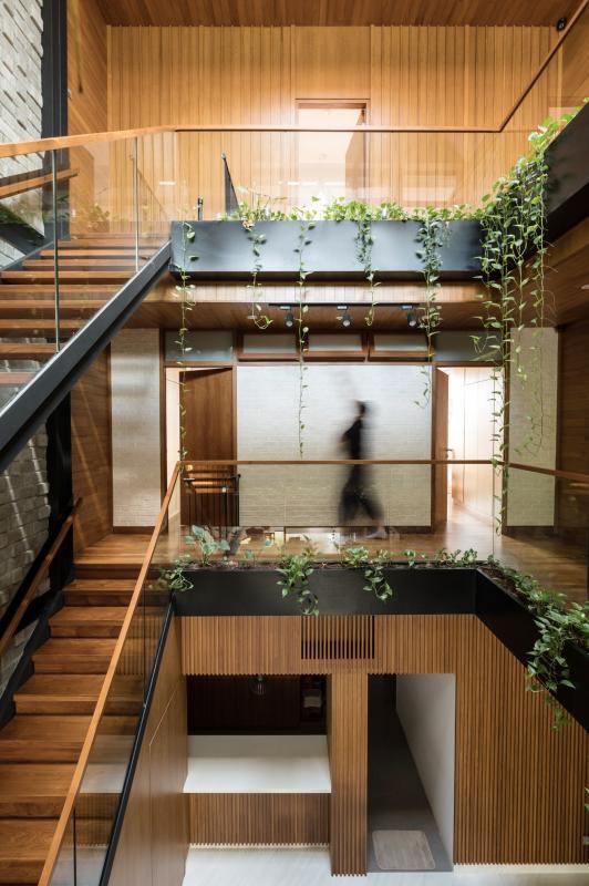 二三楼走廊环绕天井而建,让走动的空间变成可能实用的骑楼。