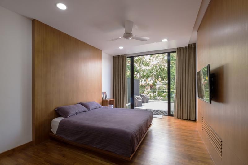 设计师巧妙地让浴室和主人房共用储物空间,将电视机下隐藏的储物柜“吃进”隔壁洗脸盆下的双层橱柜。